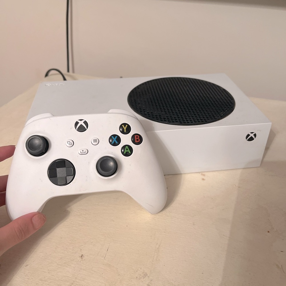 Xbox series S with controller and usb to connect to tv